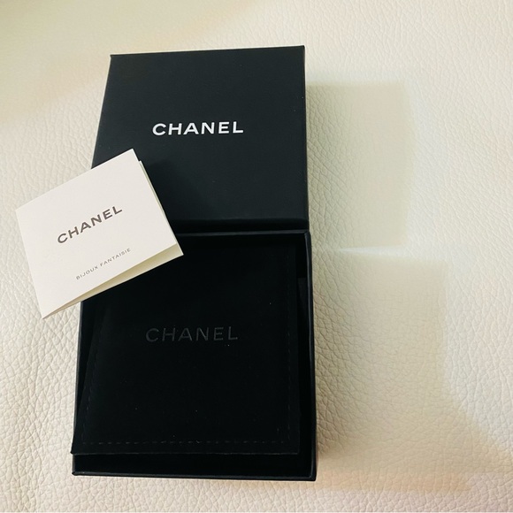 Chanel necklace box with velvet sleeve, ribbon, camellia, and booklet - Picture 3 of 7